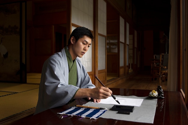 日本語の手書きを練習している男