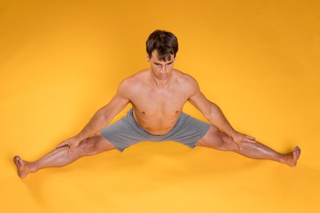 Человек практикует упражнения йоги на растяжку