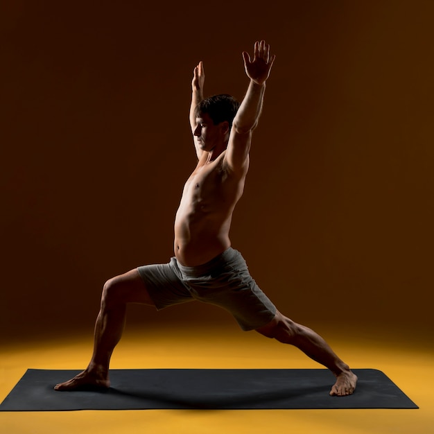 Posa di yoga pratica dell'uomo