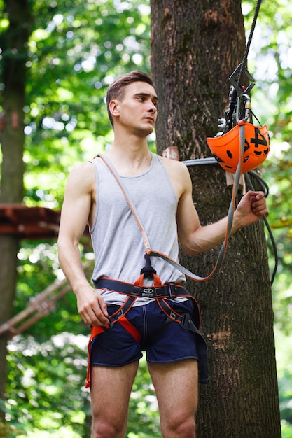 L'uomo si prepara a salire sulle corde del parco