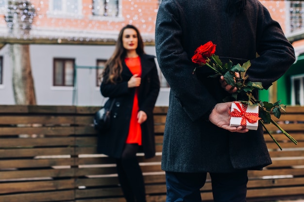 Uomo che prepara i regali per la ragazza alla data