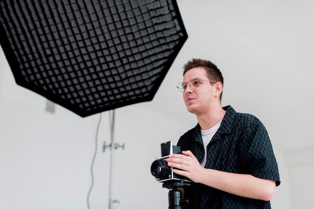 Foto gratuita equipaggi preparare lo studio per una sparatoria e distogliere lo sguardo