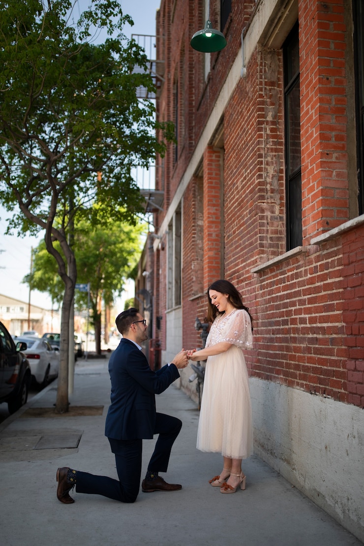 मुफ़्त फोटो man proposing to woman outdoors in the street