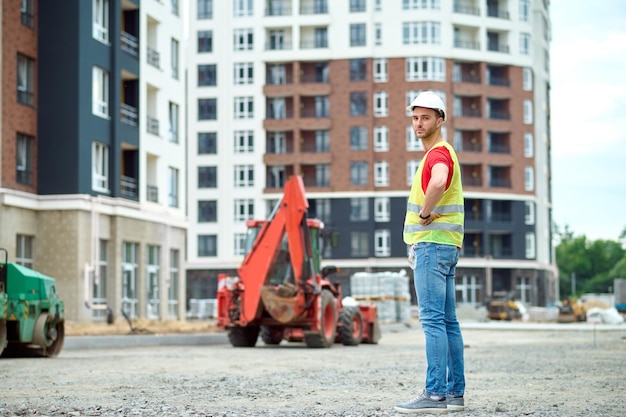 Free photo man in protective helmet turning head towards camera