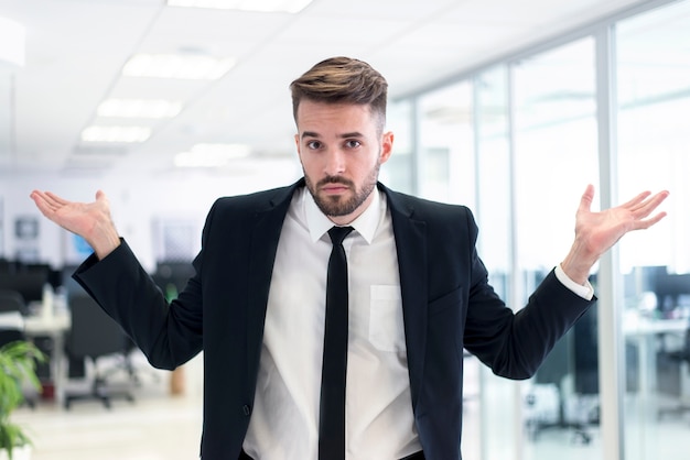 Foto gratuita l'uomo alzando le mani in alto