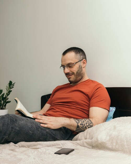 ベッドで読書する男