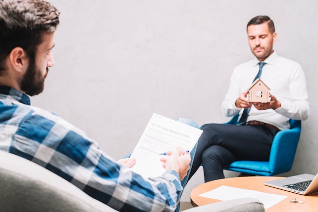 Man reading contract near agent Free Photo