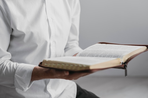 Free photo man reading a holy book