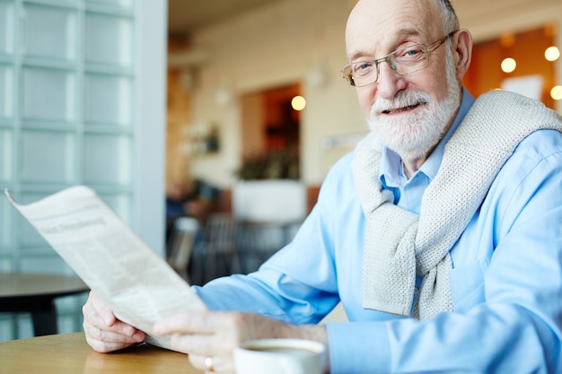 Free photo man reading news