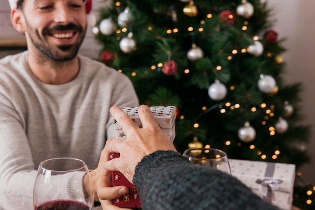 Uomo che riceve presente alla cena di Natale