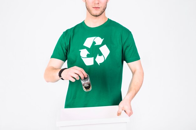 Человек в корзине значок футболка, бросая мини-оловянная коробка в мусорной корзине