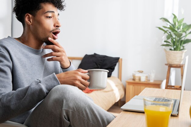 リラックスして朝食を食べる男