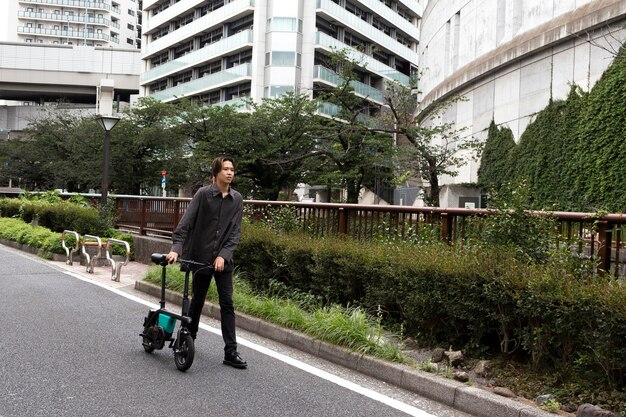 市内で自転車に乗る男