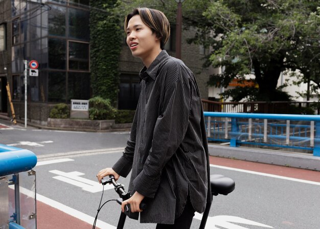 市内で自転車に乗る男