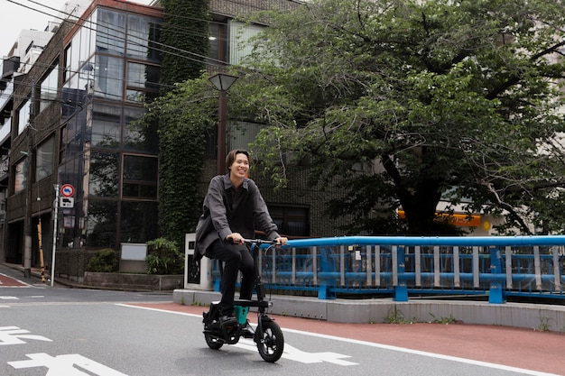 市内で自転車に乗る男