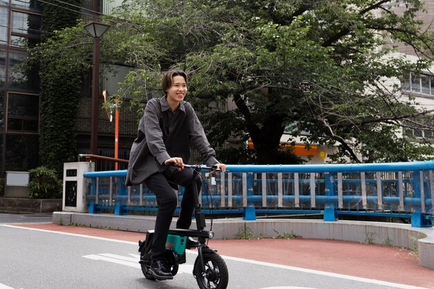 市内で自転車に乗る男