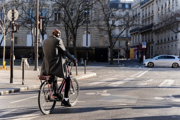 프랑스에서 도시에서 자전거를 타는 남자