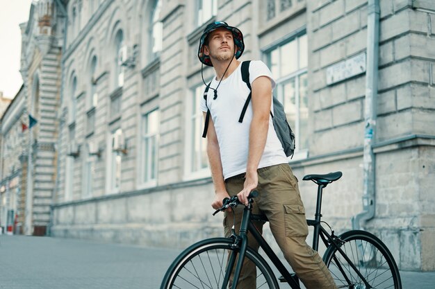 человек на велосипеде в старом европейском городе на открытом воздухе