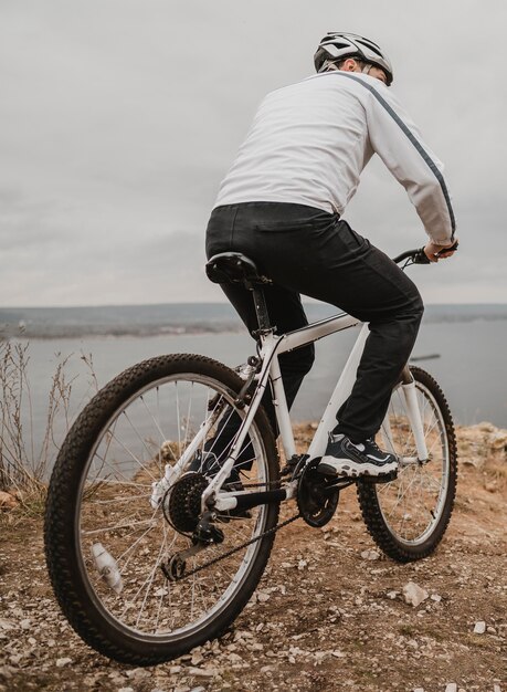 屋外で自転車に乗る男