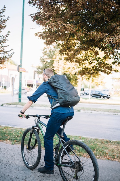 Foto gratuita man riding bike