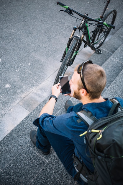 Foto gratuita man riding bike