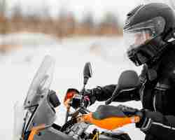 Бесплатное фото Человек, езда на мотоцикле в зимний день