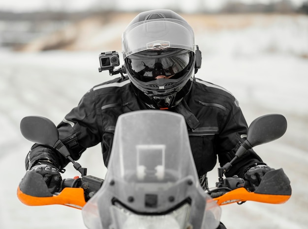 Человек, езда на мотоцикле в зимний день