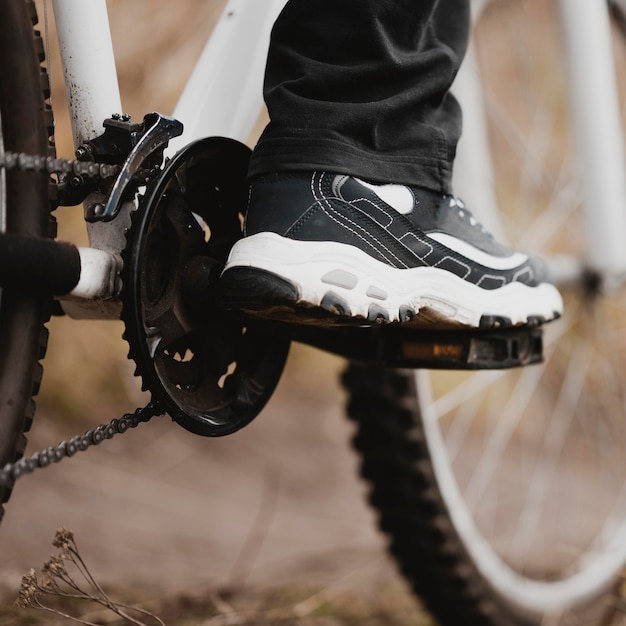 Uomo che guida un primo piano di mountain bike