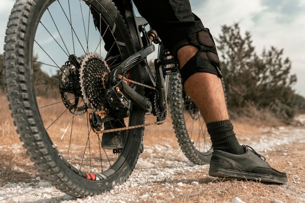 Free photo man riding a mountain bike close-up