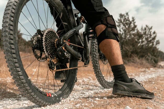 マウンテンバイクのクローズアップに乗る男