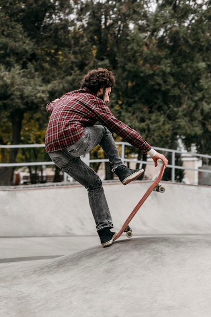 公園で屋外スケートボードに乗る男