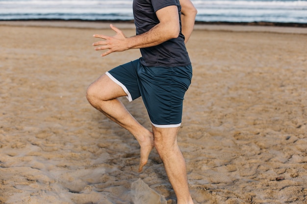 Foto gratuita uomo che corre sul posto in spiaggia