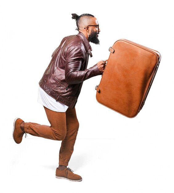 Человек работает с коричневый чемодан