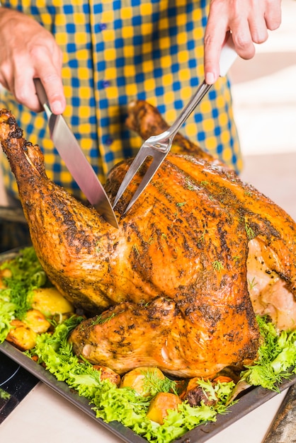 Foto gratuita prosciutto arrosto tagliato a mano da uomo