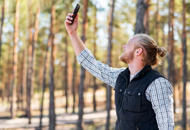 Uomo che cerca il segnale del telefono cellulare