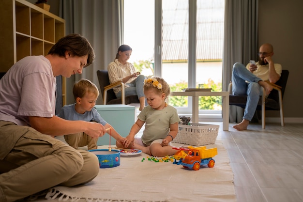 Servitore uomo che fa da babysitter ai bambini