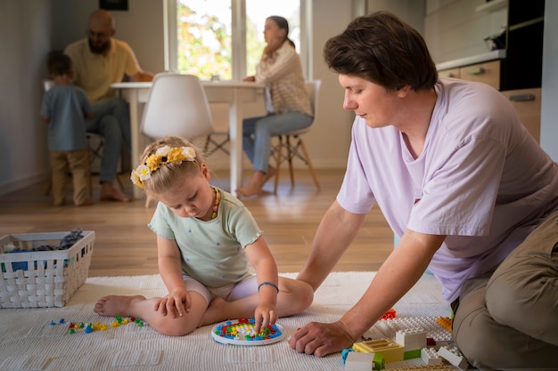 Foto gratuita servitore uomo che fa da babysitter ai bambini