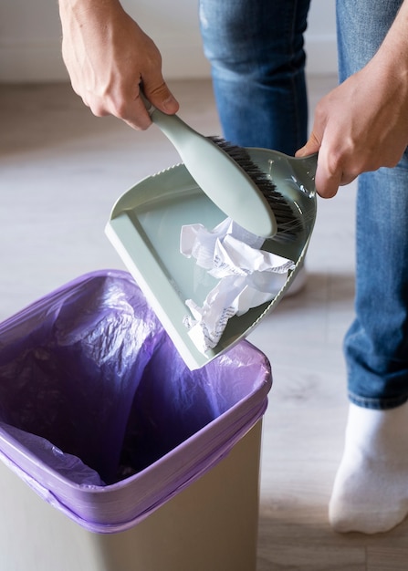 Foto gratuita servitore che fa le faccende domestiche