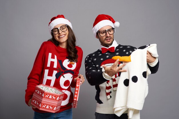 クリスマスプレゼントのスタックと面白いカップル 無料の写真