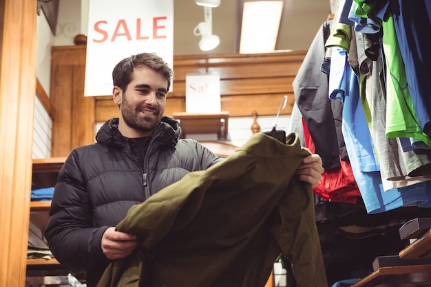 Человек делает покупки в магазине одежды
