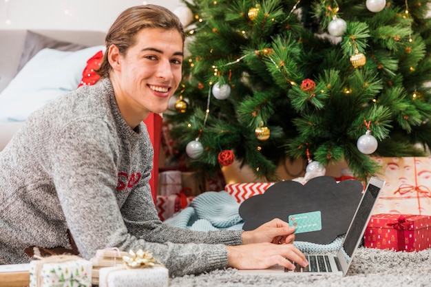 Человек, совершающий покупки в Интернете на Рождество