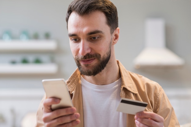 彼のスマートフォンを使用してオンラインショッピングの男