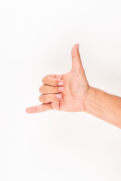 Foto gratuita uomo che mostra chiamami shaka gesto del segno della mano.
