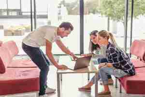 Foto gratuita uomo mostrando laptop per donne