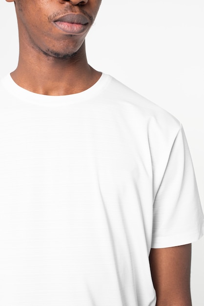 Foto gratuita uomo in semplice ritratto in studio t-shirt bianca