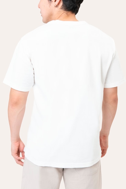 Человек в простой белой футболке студийный портрет