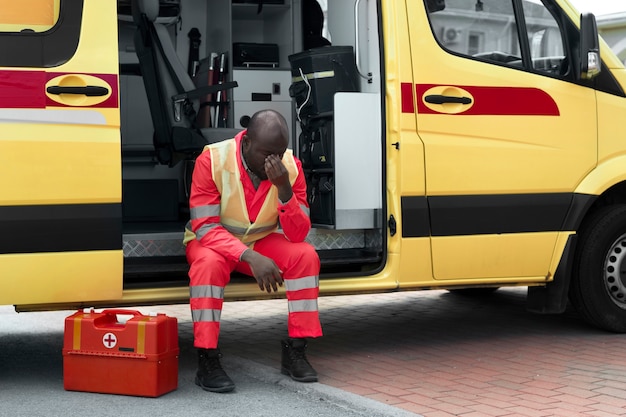 Uomo seduto in un'auto ambulanza a tutto campo