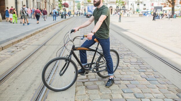 Человек, сидящий на велосипеде в городе