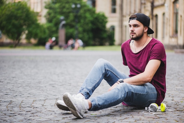 ブロックの石の思考に座っている男