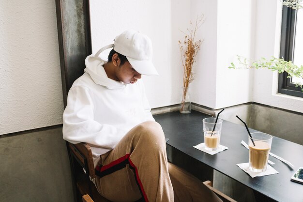 Человек, сидящий в кафе